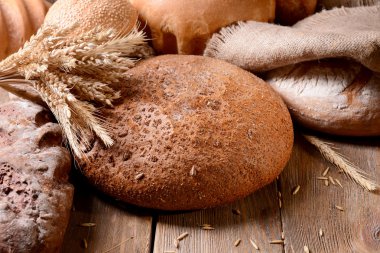 Tablo yakın çekim farklı ekmek