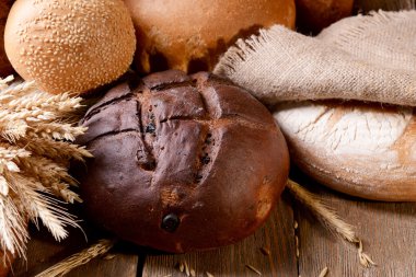 Tablo yakın çekim farklı ekmek