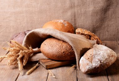 Arka plandaki masada farklı ekmekler