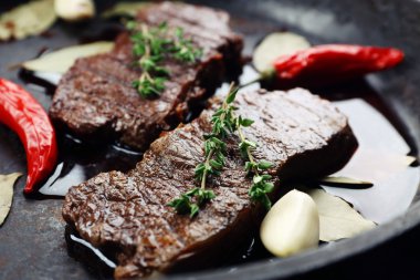 Biftek tavada yakın çekim