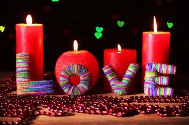 Romantik hediye mum ışıkları arka planda, aşk kavramı ile