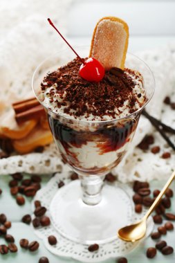 Cam, ahşap arka plan üzerinde leziz tiramisu tatlısı