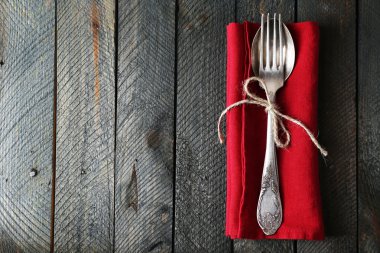 Gümüş ile ahşap plakalar arka plan üzerinde kırmızı peçete ipe bağlı