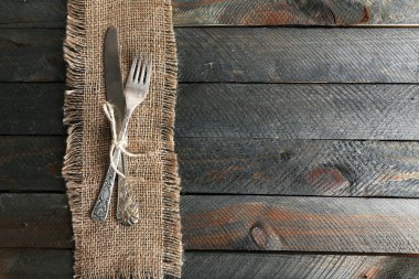 Çuval bezi kumaş ve ahşap plakalar arka plan üzerinde iple bağlı gümüş