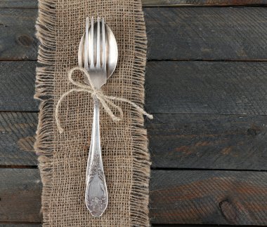 Çuval bezi kumaş ve ahşap plakalar arka plan üzerinde iple bağlı gümüş