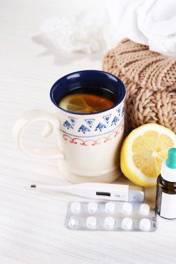 Soğuk algınlığı, hap ve mendiller tablo yakın çekim üzerinde sıcak çay