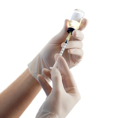 Doktor arama tıp içine şırıngadan beyaz arka plan üzerinde izole cam şişe