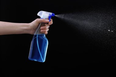 Erkek el siyah arka plan üzerine su püskürtme