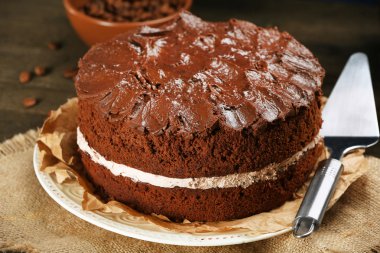 Masanın üzerinde nefis çikolatalı pasta.