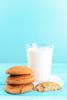 Lezzetli Kurabiye ve süt rengi ahşap arka plan üzerinde