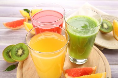 Ahşap masa üzerinde meyve ile taze meyve suları