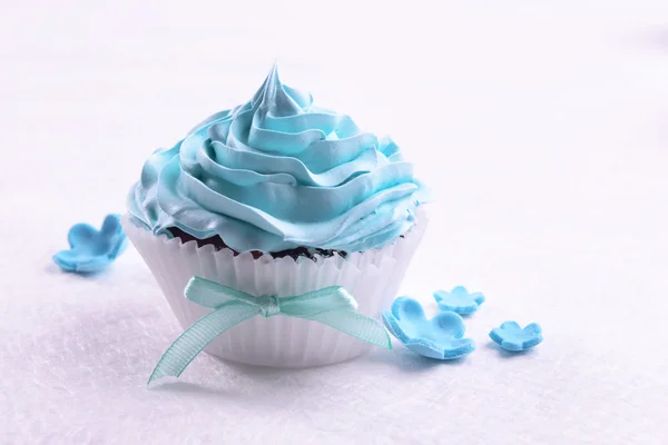 Delicioso cupcake na mesa close-up — Fotografia de Stock