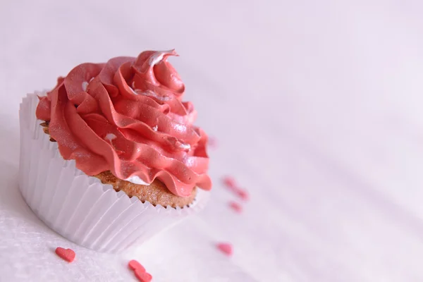 Delicioso cupcake na mesa close-up — Fotografia de Stock