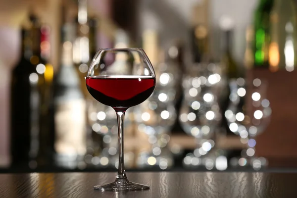 Verre de vin avec bar sur fond — Photo