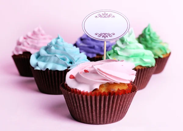 Délicieux cupcakes avec inscription sur fond de couleur — Photo