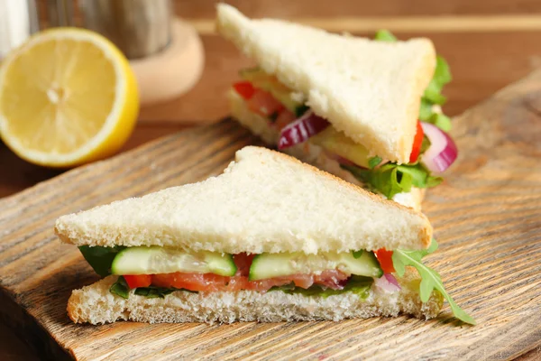 Club sandwich med lax på trä bakgrund — Stockfoto