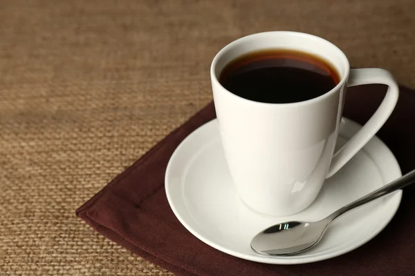 Kopje koffie met bonen op rustieke houten achtergrond — Stockfoto