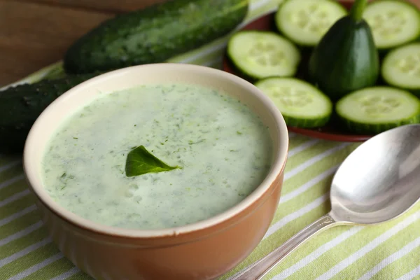 Cucumber soup in bowl on rustic wooden table background — Stock Photo, Image