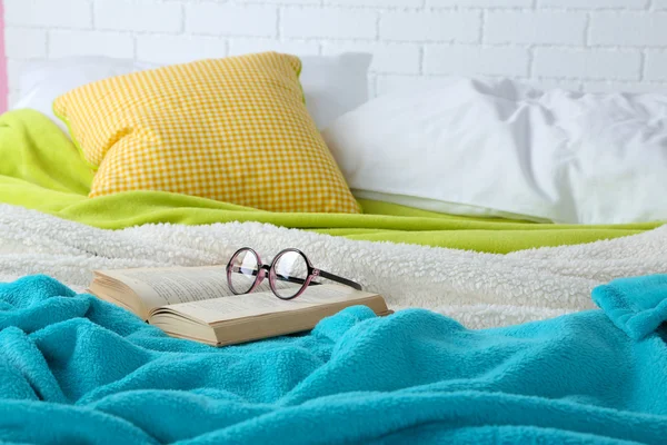 Buch und Brille auf dem Bett — Stockfoto