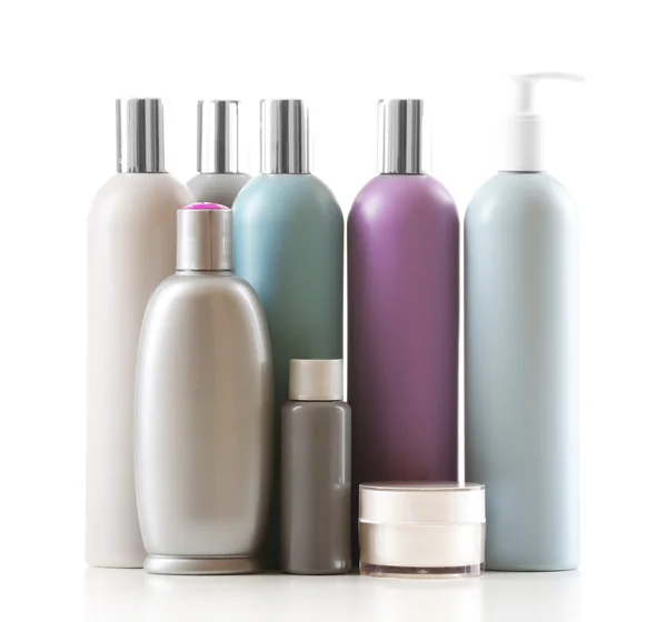 Beyaz arkaplanda izole edilmiş kozmetik şişeler — Stok fotoğraf