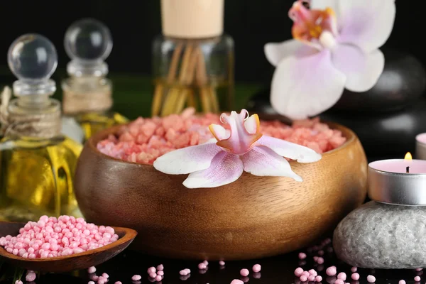 Prachtige spa samenstelling met bloemen op donkere achtergrond — Stockfoto