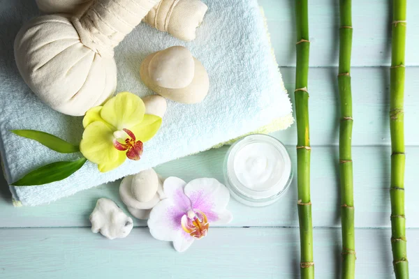 Spa treatments with orchid flowers on wooden table background — Stock Photo, Image
