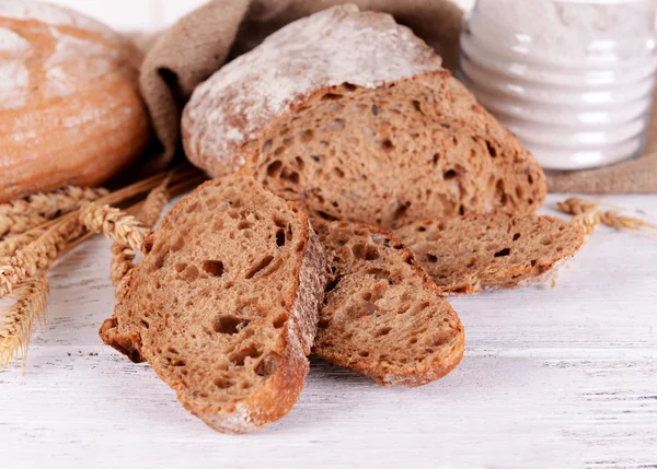 Välsmakande bröd på bordet närbild — Stockfoto