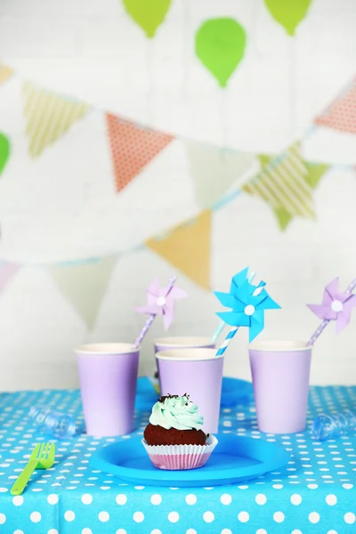 Mesa de aniversário preparada para festa de crianças — Fotografia de Stock