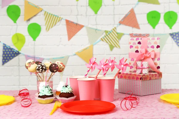 Geburtstagstisch für Kinderfest vorbereitet — Stockfoto
