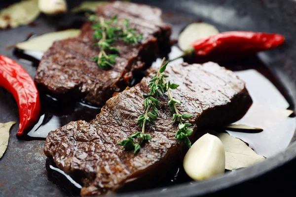Biefstuk in koekenpan close-up — Stockfoto