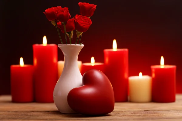 Romantický dárek se svíčkami, láska koncepce — Stock fotografie