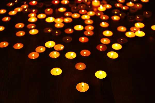 Queimar velas no escuro — Fotografia de Stock