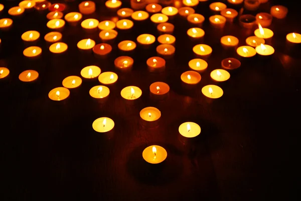 Brennende Kerzen im Dunkeln — Stockfoto