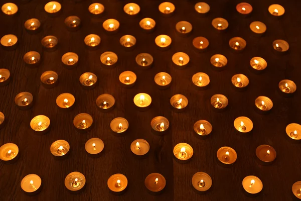 Velas ardientes sobre fondo oscuro — Foto de Stock