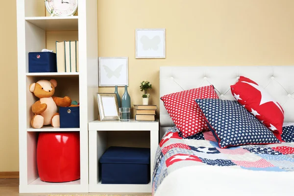 Moderno interior colorido dormitorio con cama y mesita de noche, con detalles de diseño en fondo de pared de luz —  Fotos de Stock