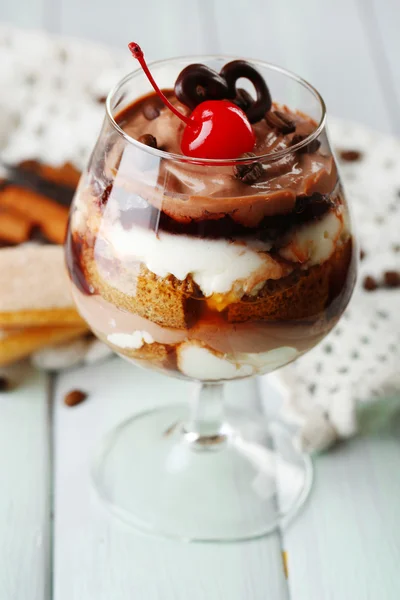 Sabroso postre tiramisú en vidrio, sobre fondo de madera —  Fotos de Stock