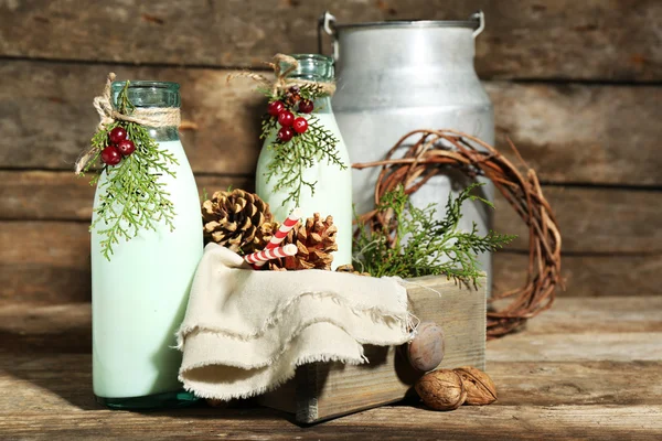 Bouteilles de lait frais au décor naturel, sur fond de bois — Photo