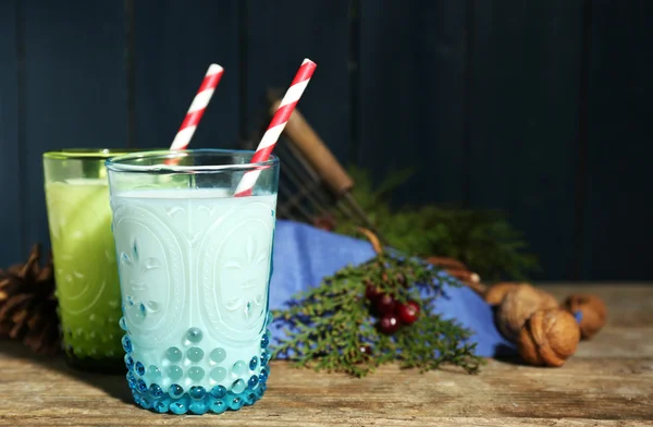 Lait frais au décor naturel, sur fond de bois — Photo