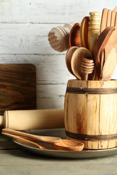 Fából készült edény, a fából készült asztal és színes deszka — Stock Fotó