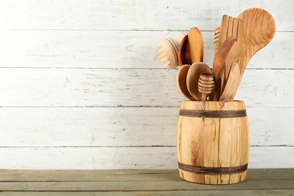 木製のテーブルと色板背景に木製の樽型の調理器具 — ストック写真