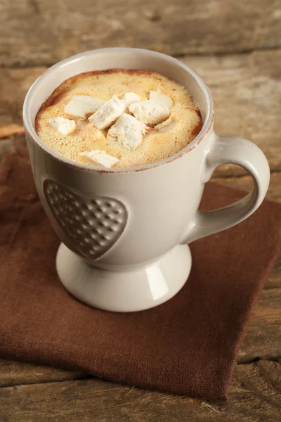 杯热咖啡，果汁软糖餐巾和质朴的木板背景 — 图库照片