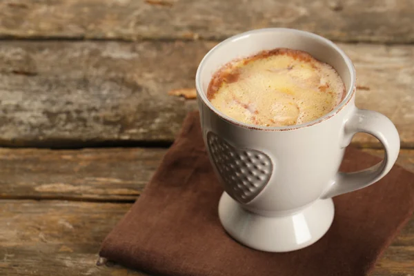 Cangkir kopi panas dengan marshmallow di serbet dan papan kayu pedesaan latar belakang — Stok Foto