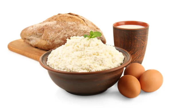 Tejtermékek, a tojás és a vekni kenyeret elszigetelt fehér — Stock Fotó