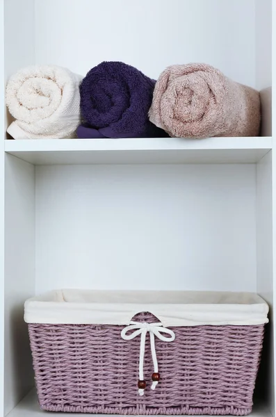 Lavandería limpia. Toallas de baño suaves de diferentes colores en