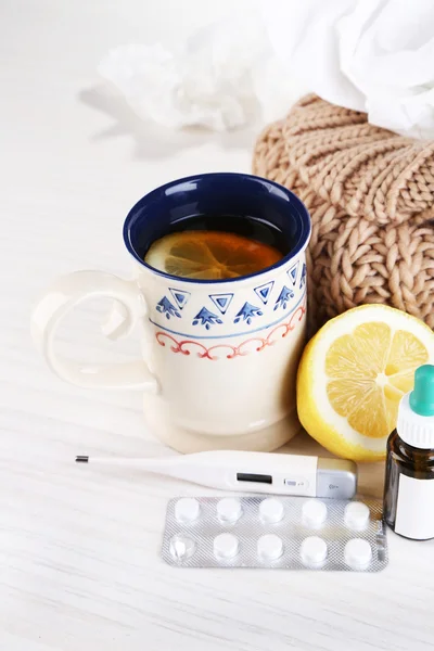 Varmt te för förkylningar, piller och näsdukar på tabell närbild — Stockfoto