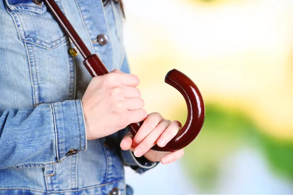 Flicka med paraply utomhus på naturliga bakgrund — Stockfoto