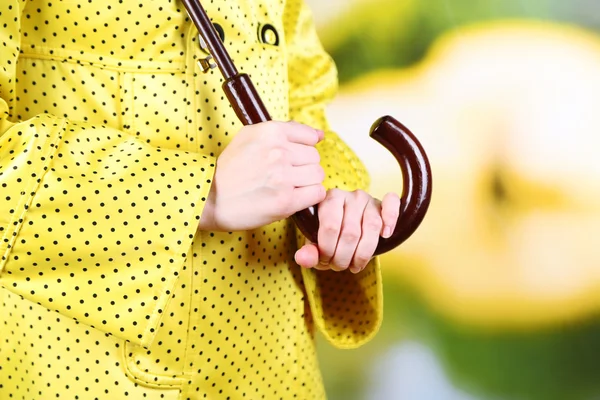 Dívka s deštníkem venku na přírodní pozadí — Stock fotografie