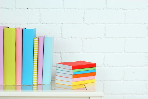 Libros en estante sobre fondo de pared —  Fotos de Stock