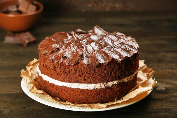 Вкусный шоколадный торт на столе крупным планом — стоковое фото