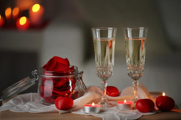 Kieliszki do szampana i płatki róż obchodzi Walentynki — Zdjęcie stockowe